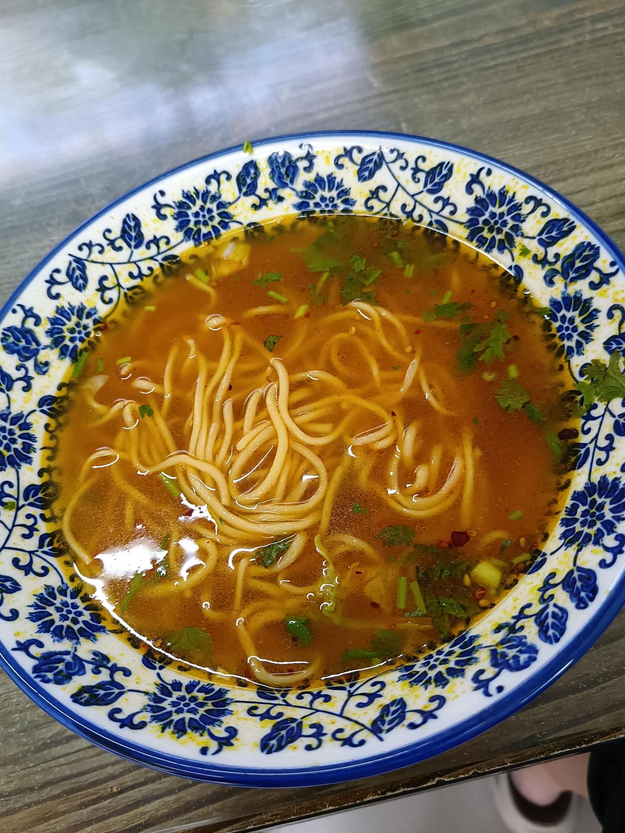 共青团路上，德兴路往东路北拉面，很多人来德州打卡拉面，我觉得有些还不如这家拉面，