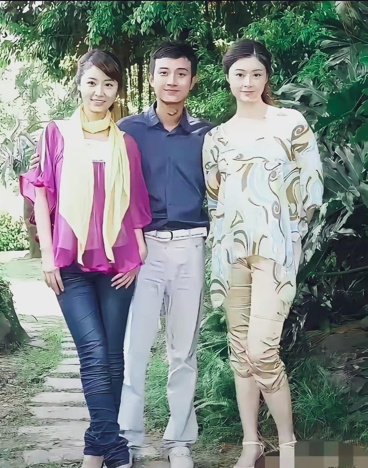 那时的青春多美好：拍照！林心如和蒋欣被文章这小子“左搂右抱”…
林心如 蒋欣 林