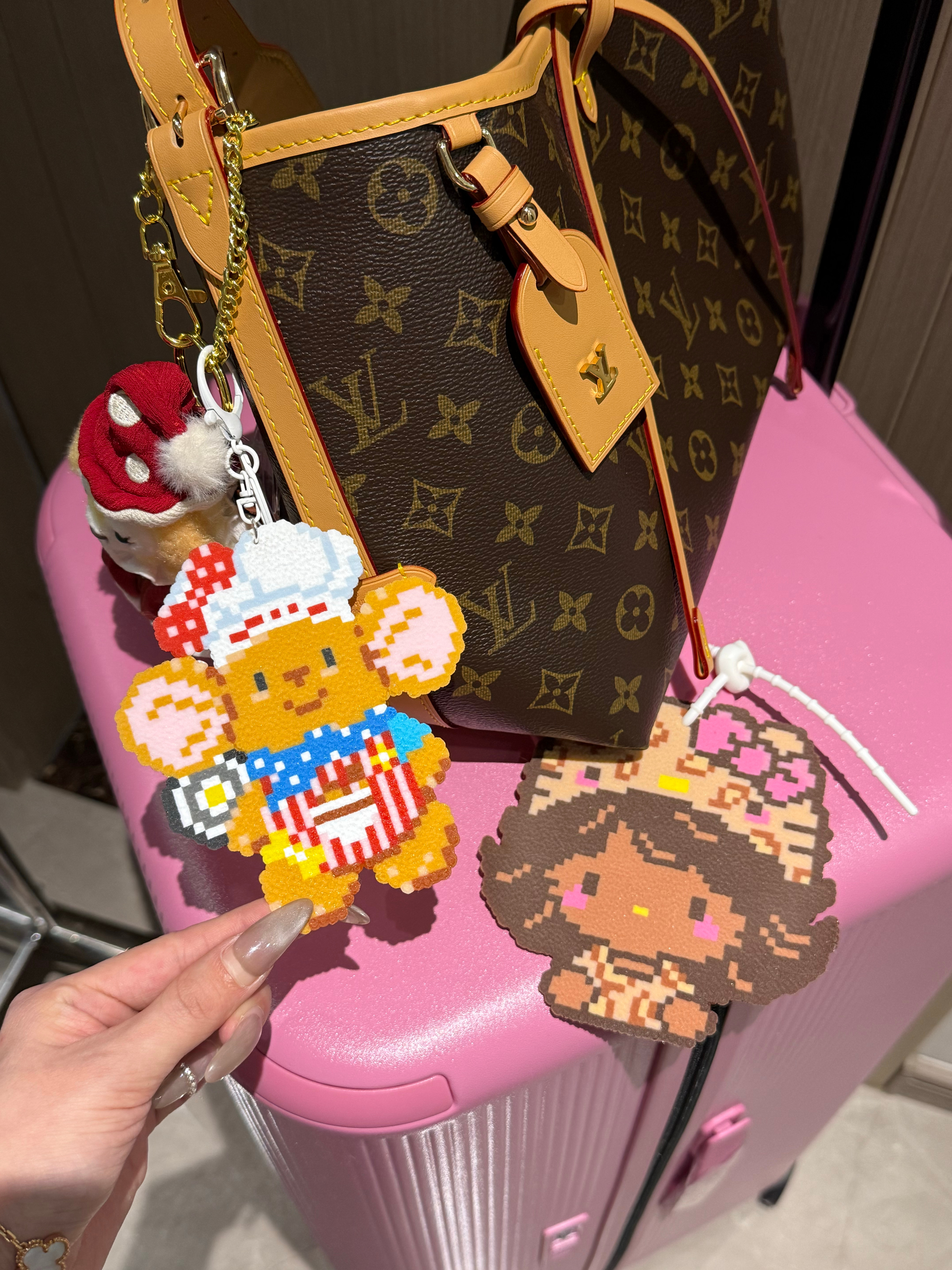 给自己拼了个小鼠好喜欢 新行李箱到了把我的黑皮Kitty挂上去 还给闺蜜拼了个行