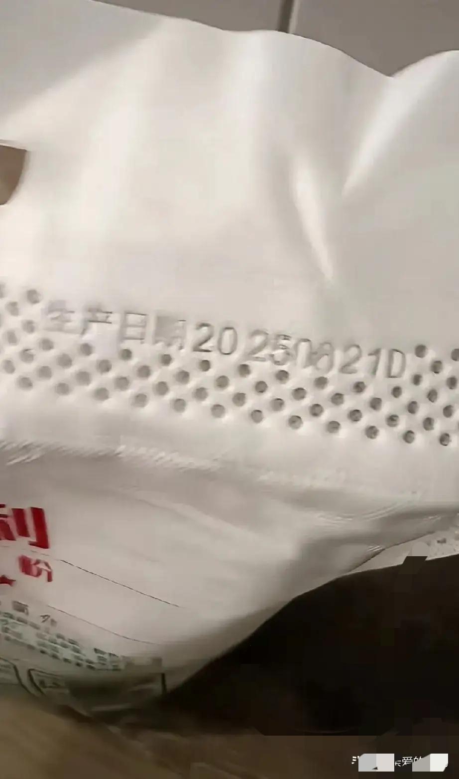 网友买了一袋面粉，当时没仔细看，到家想要拆开用了才发现，这袋子面粉竟然是“早产儿