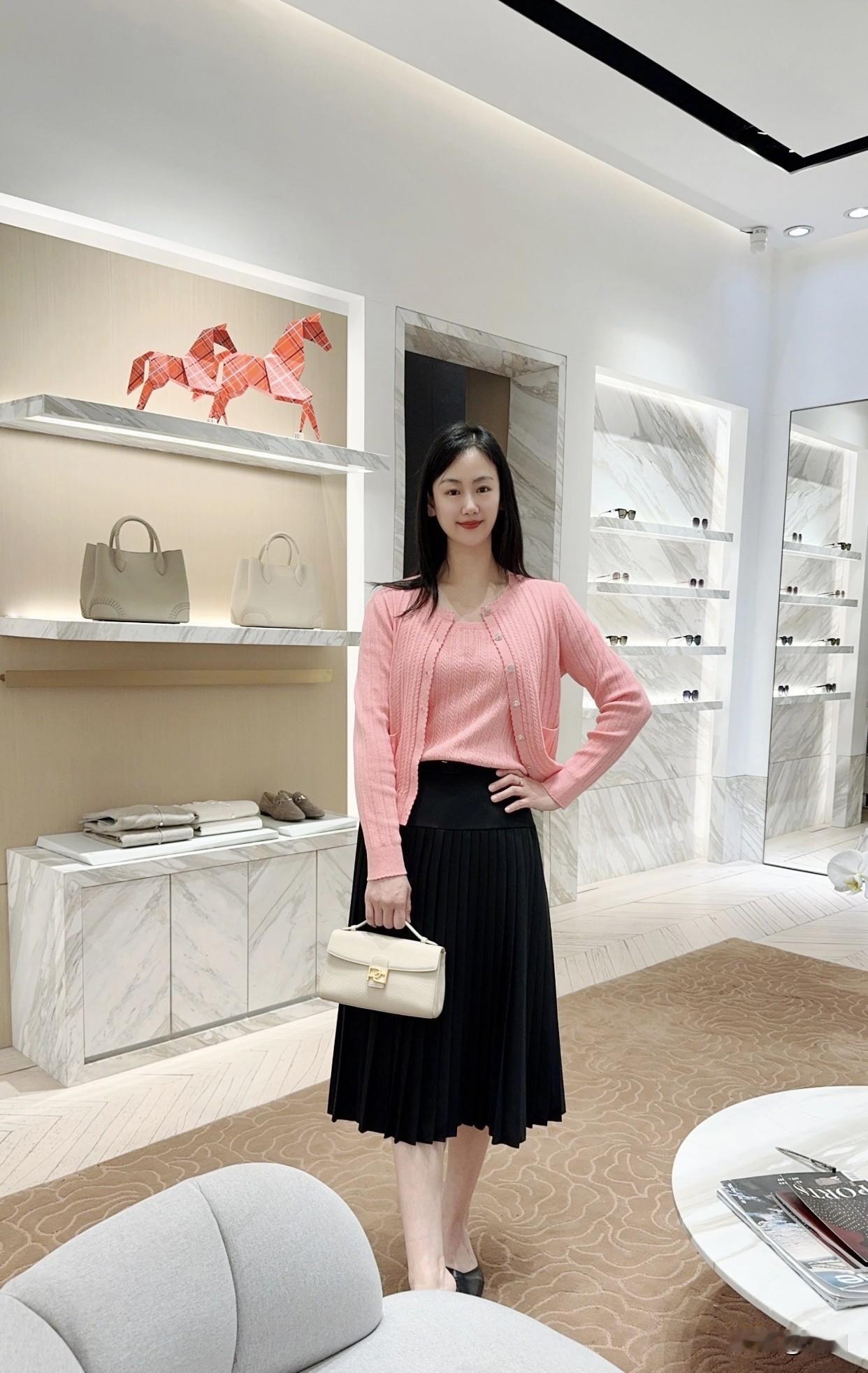 清雅脱俗的美到底长啥样？姿态优雅，举止大方得体。有一股灵动感