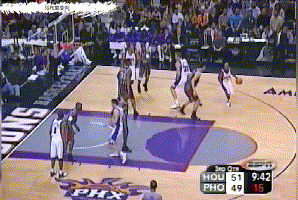 巅峰马布里在比赛中遇到了刚刚进入NBA的姚明，那个时候姚明的体重还没有增长，脚步