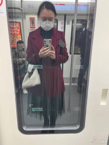 电梯里被邻居阿姨夸身材保持的好，哎呀~这个开心~不自觉的对着地铁车窗里...