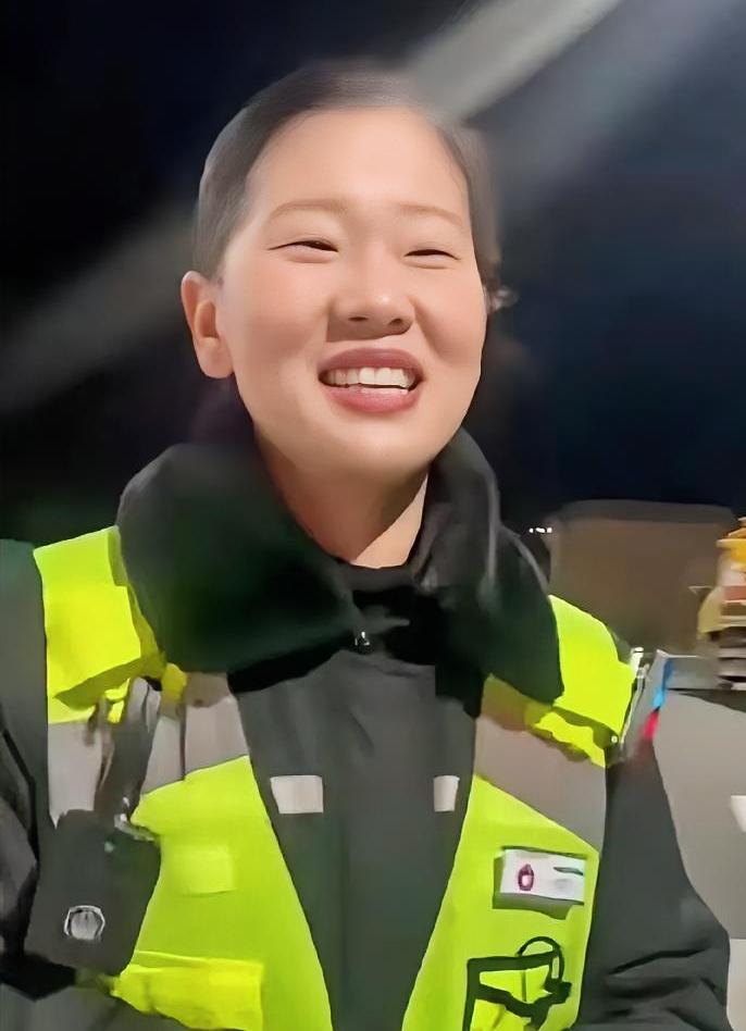 深冬的夜里，寒风刮在脸上像小刀子似的，一辆电动车的电量表都快见底了。司机师傅在安