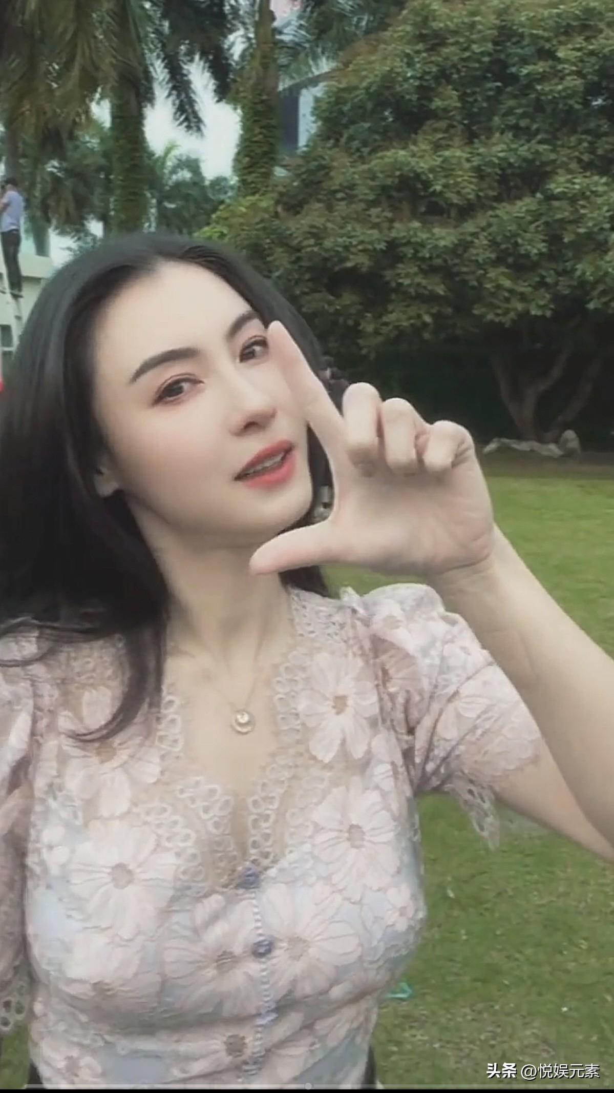 女神老了也是女神。
张柏芝大儿子都20岁了，然而她的颜值依然还是很高的。