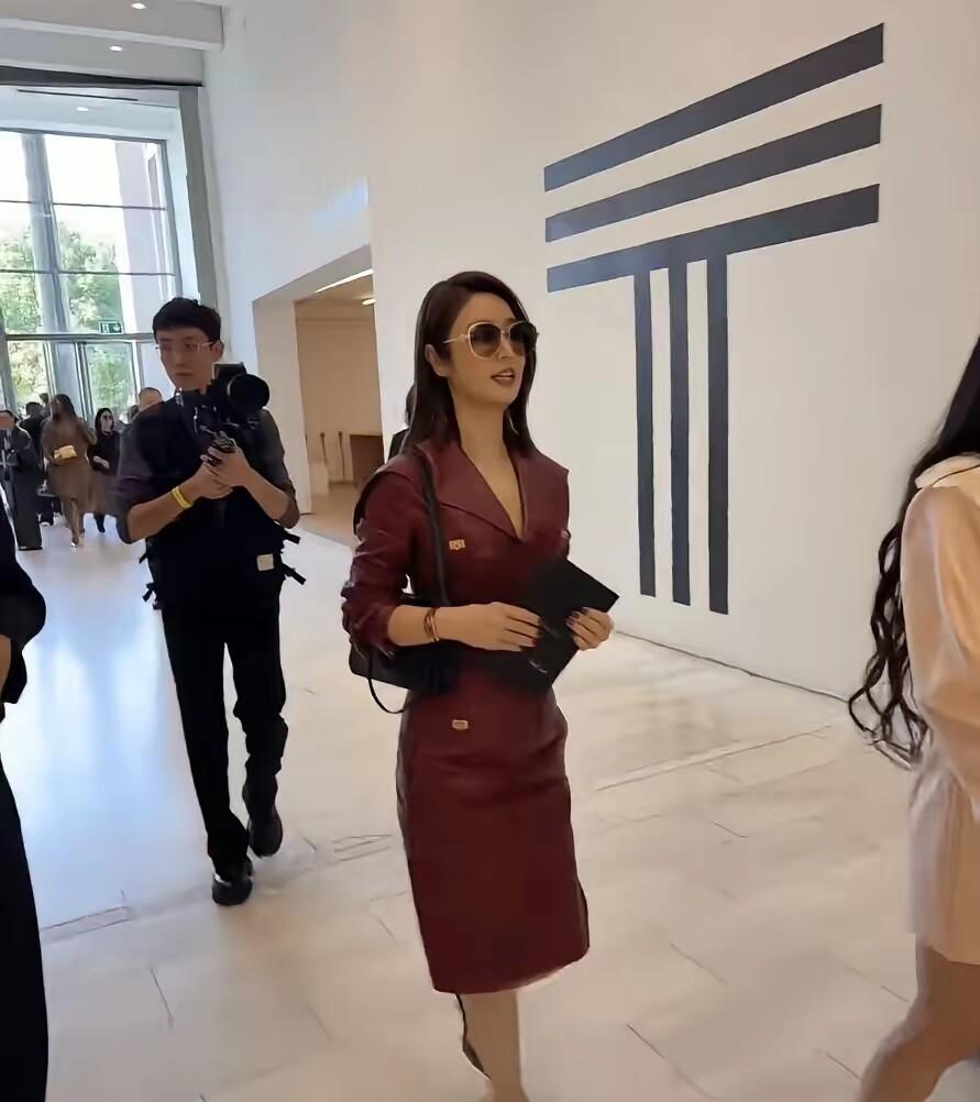 9月26日，米兰。菲拉格慕秀场第一排，林心如和黄景瑜并排坐着。照片一出来，网上先