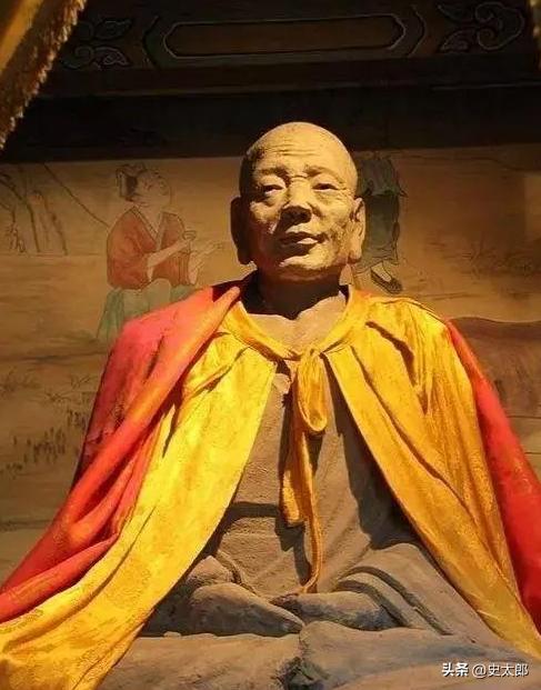 1996年，山西一名村民在寺庙打扫时，靠着佛像睡着了，醒来后，他发现自己不小心把
