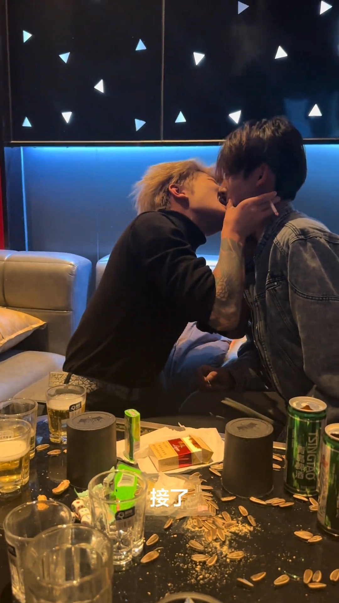 嘴巴撕纸巾游戏，小伙嘴里只有一点纸巾了，好兄弟也不服输，直接上嘴去抢。 