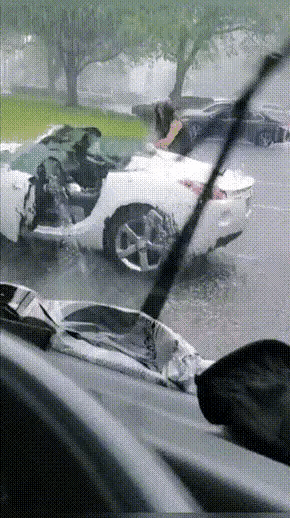 美女这是租的敞篷车吧，碰到下雨可就尴尬了[灵光一闪]