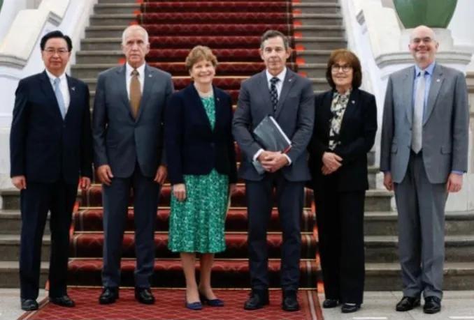 这一次访问中国台湾地区的美国国会议员包括，新罕布什尔州参议员、参议院外交关系委员