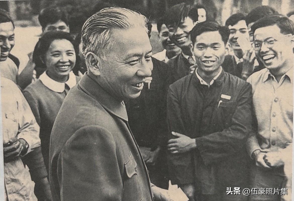 1957年5月17日下午，刘少奇同志在中南海西楼接见了北京地质勘探学院（现中国地