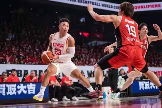 中国男篮完成热血大逆转，赛后多名球员动情落泪。贺希宁眼眶含泪，几度哽咽，希望让大