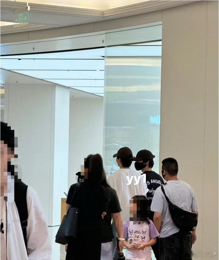 上海环球港偶遇张真源逛街上海环球港偶遇张真源逛街， 大城市机会真多啊上海环球港偶