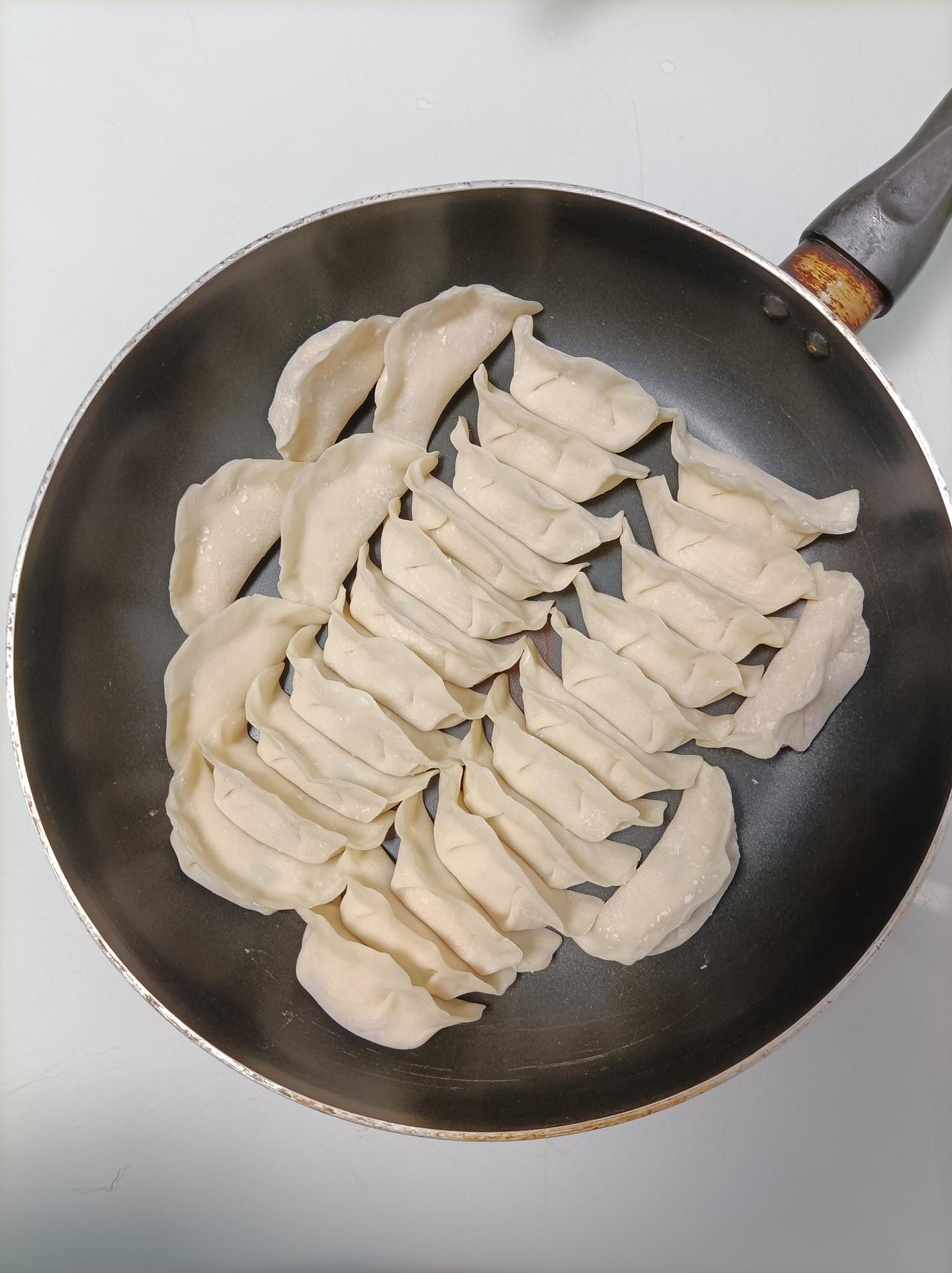 晒出你今天的美食照片吧今天的美食是我儿子为我们做的水饺，味道太好了[赞]