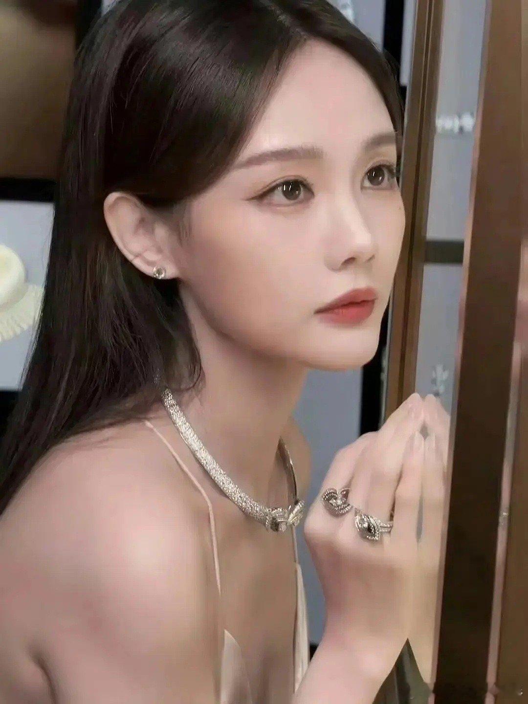 李一桐这脸也有点儿填充感了，怎么回事[跪了] ​​​