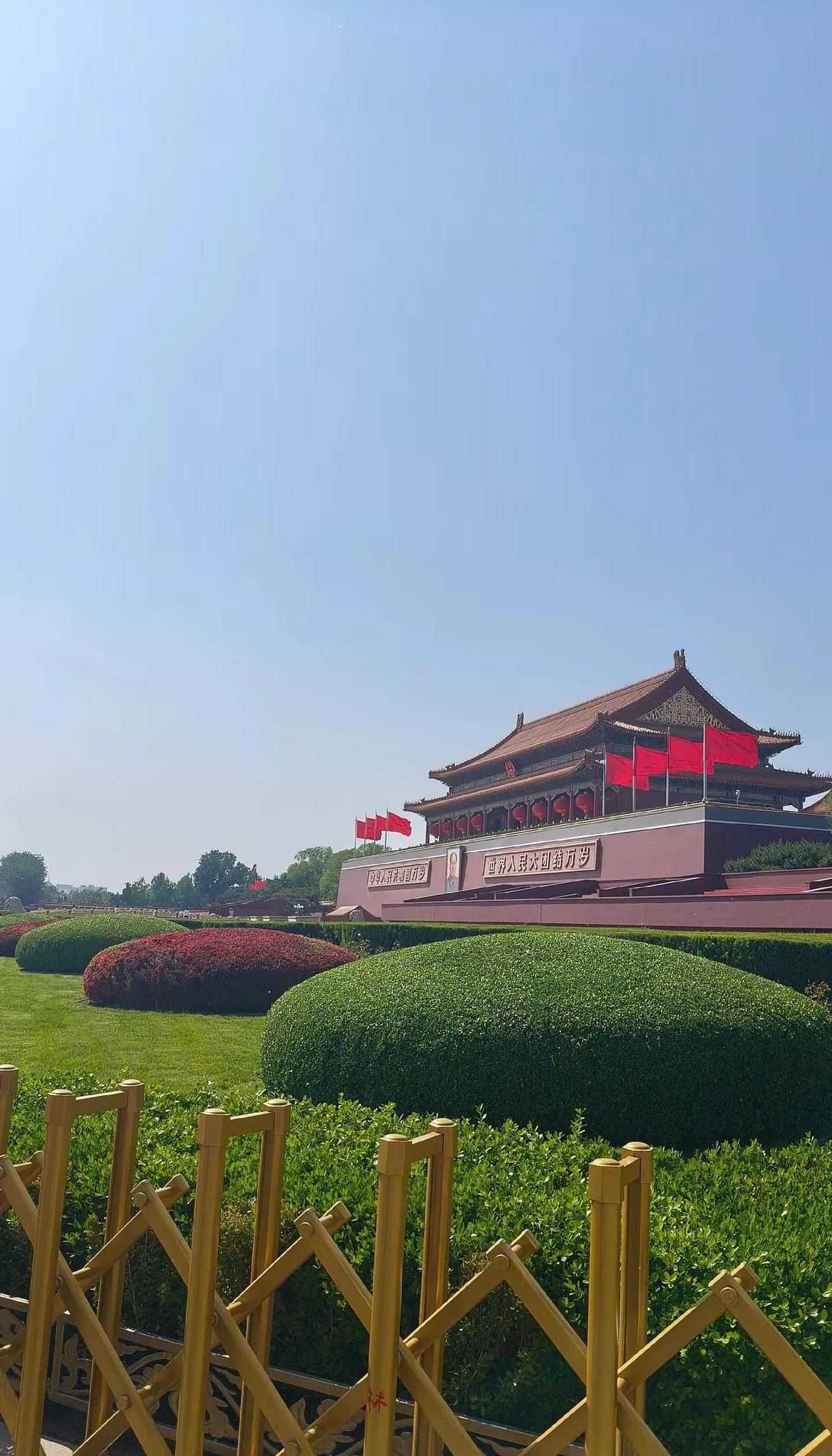 天安门广场的蓝天，永远是北京最美的背景。📸✨ 北京市天安门广场