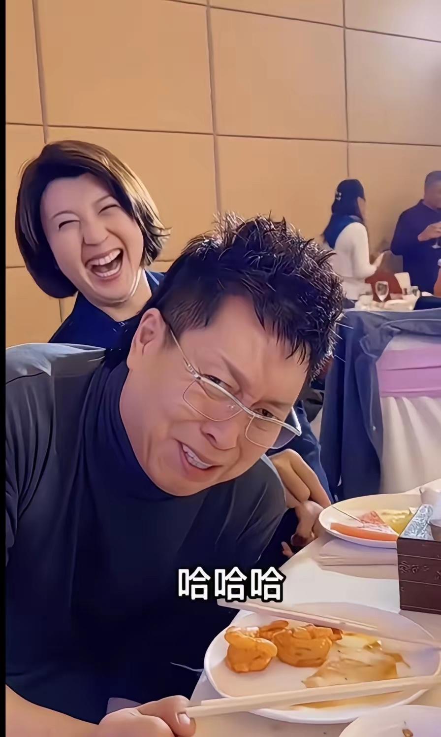 一个人混子，
一个戏混子，
经常混在一起，
能有啥好混的。