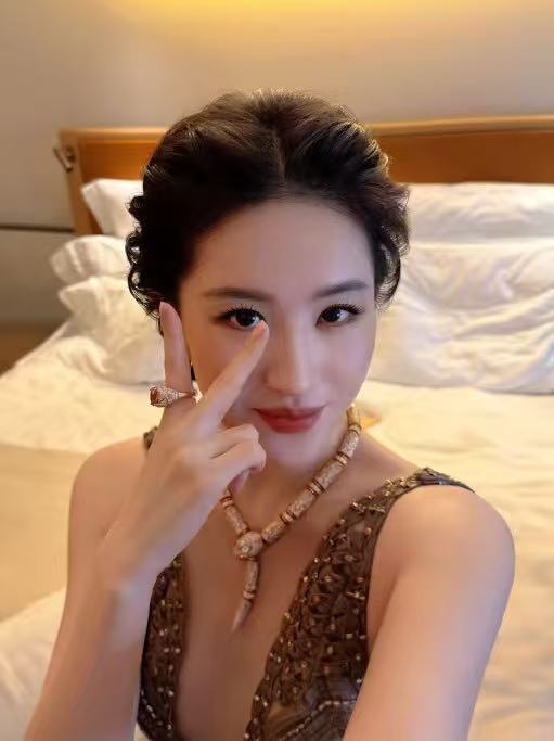 刘亦菲自拍新图刘亦菲的比耶自拍 刘亦菲最新比耶自拍，明媚俏皮美的好轻松～