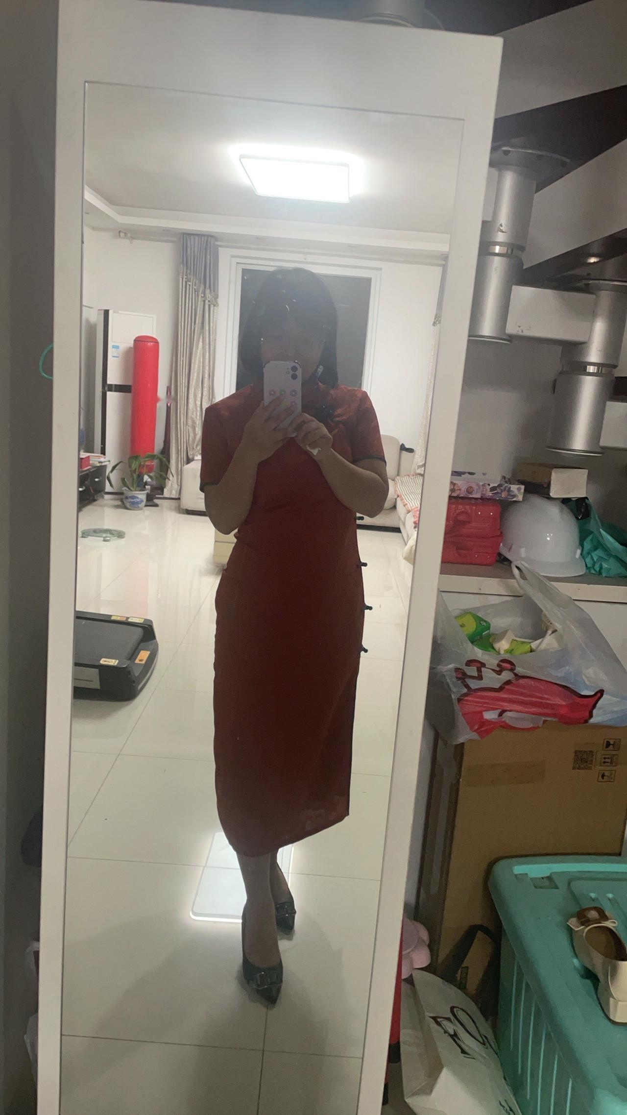 人到中年，最值得庆幸的事情：去年的旗袍，今年我还能把自己塞进去。

昨天，我把四