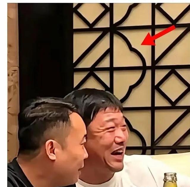 三分钟偷拍视频撕出两千万播放量，贾冰一桌家常菜被拖上热搜，真正该被拷问的却是那只