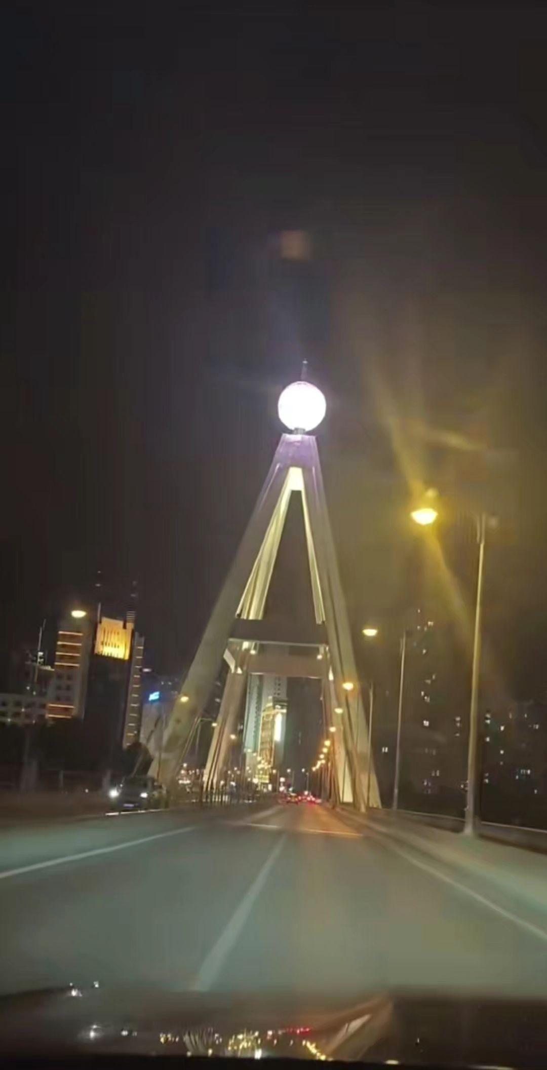 误打误撞的认识了你，从喜欢变成爱，又从爱变成了依赖，你是那个隔着屏幕都能轻易影响