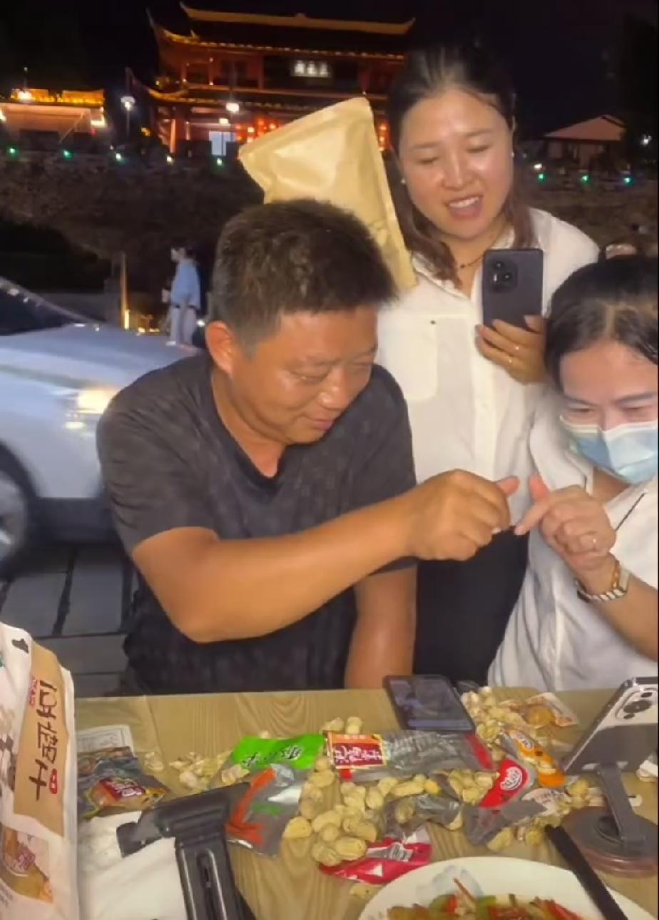 白兄弟遇上三位贵人，人生迎来崭新改变
 
白兄弟可谓傻人有傻福，人生路上有幸遇见