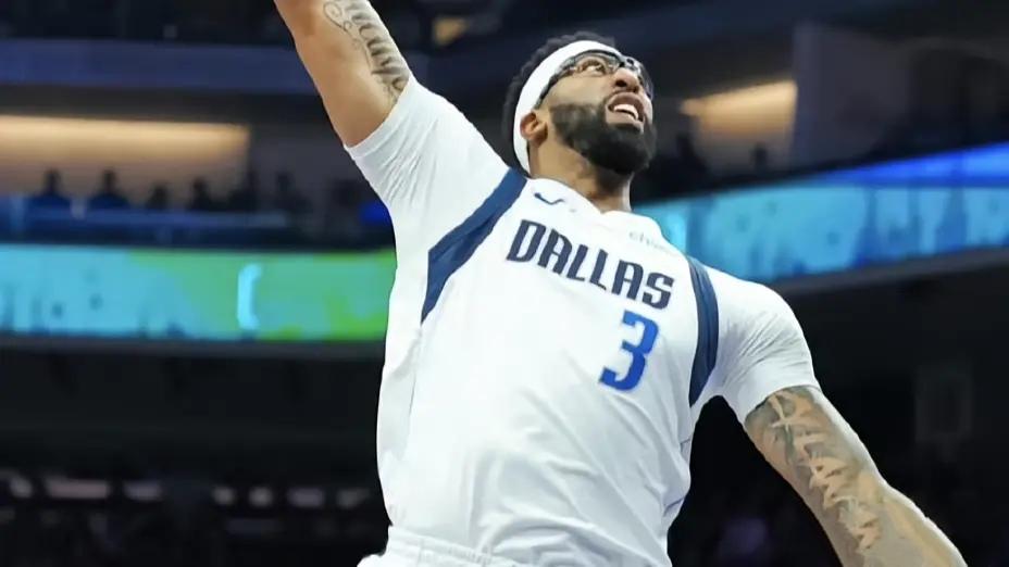 脆不可挡！刚打出点状态，浓眉哥又伤了。独行侠114：116惜败爵士，比赛末节还剩