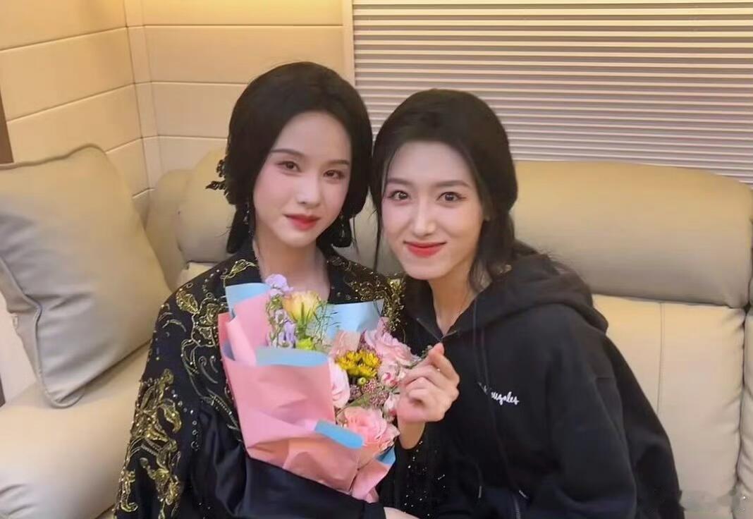 陈都灵和替身女演员合照，这张脸看着有点眼熟。 