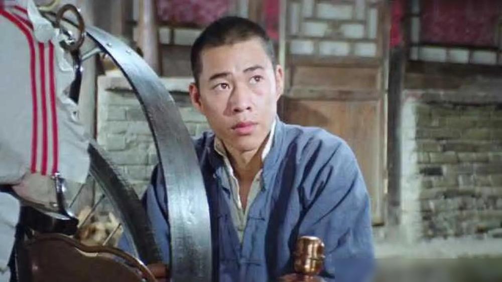 看了《骆驼祥子》后我一直有个疑问，虎妞手握500大洋的巨款，为什么还会因为没钱请