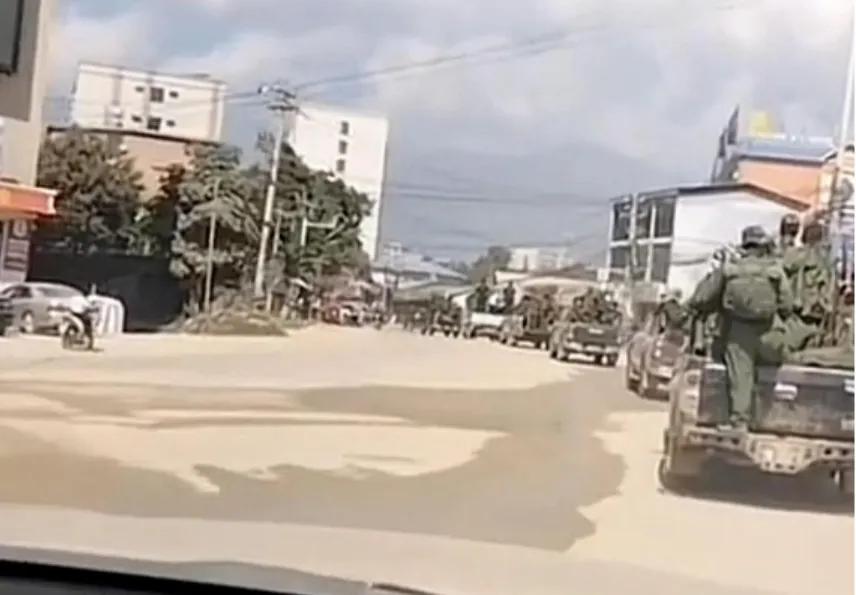 现在缅北果敢老街现在人心惶惶，物价飞涨，汽油已经涨到了5000元人民币一升了。
