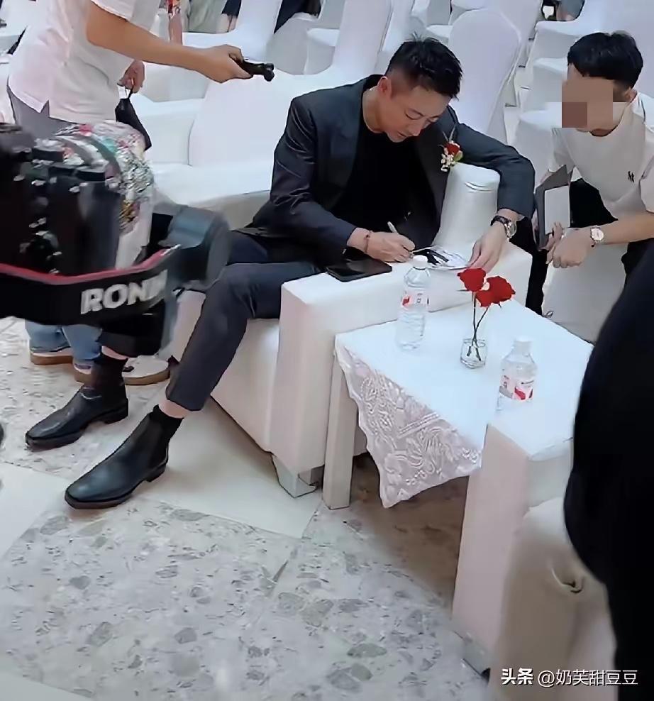汪小菲新店开业热情给网友签名！
唐山麻六记新店刚开门，汪小菲刚坐下就被热情的网友
