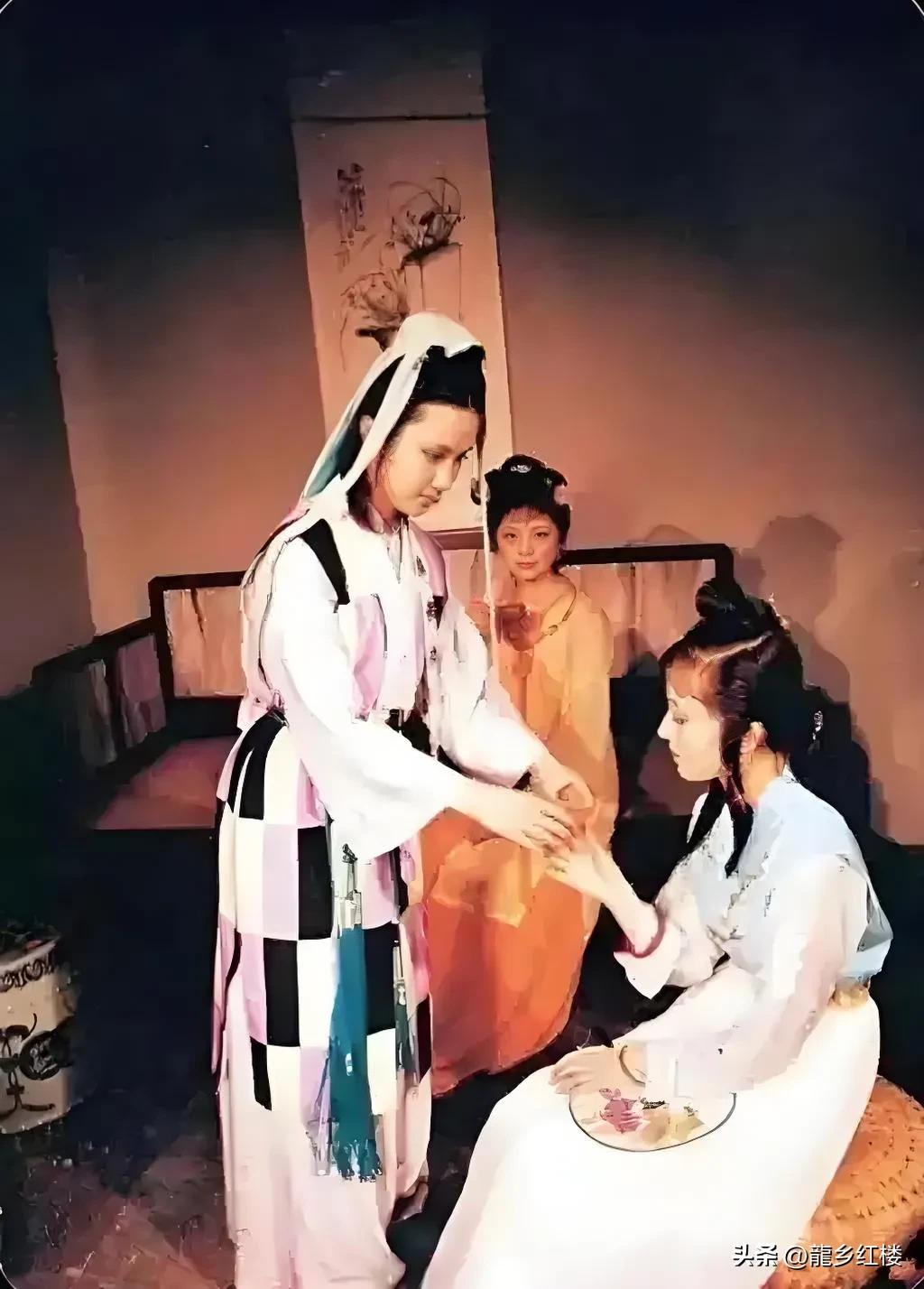 《红楼梦》里给这样几个人物，打上了“葫芦”的烙印：
第一个是贾雨村，因为他是从“