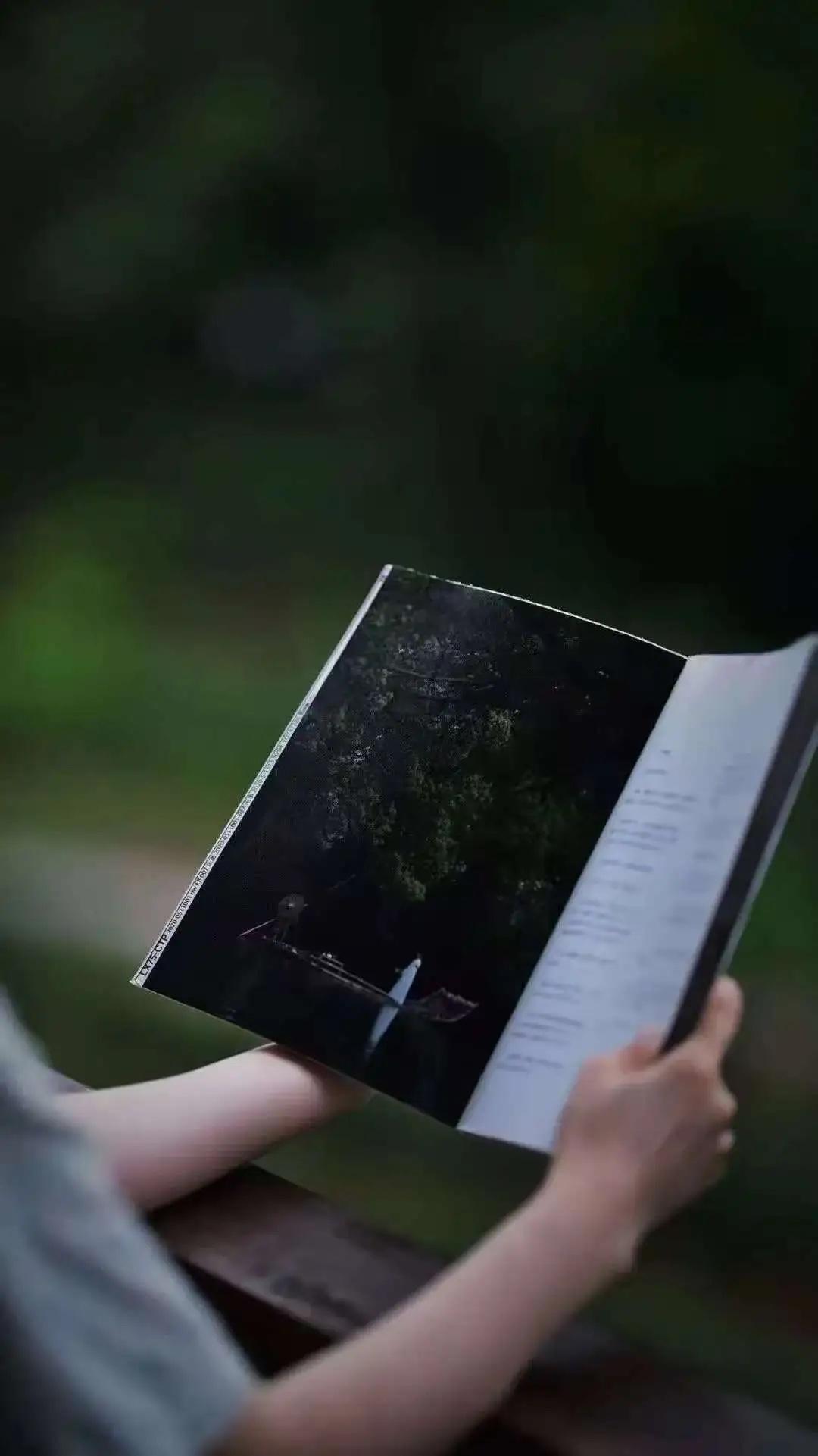 时光在一点一滴的流逝，日子在一天天的进行，我们在时光里行走，年龄也在岁月里渐增。
