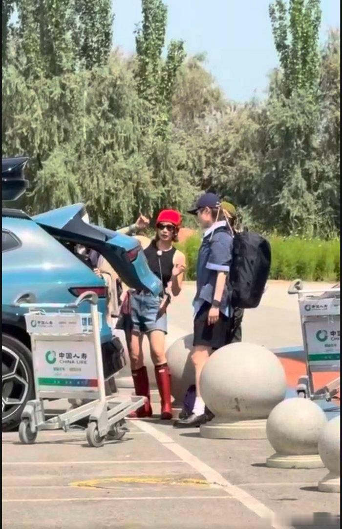 李宇春辛芷蕾高叶倪妮化学反应向野的我们 四个大女人自驾旷野，光是这份能吃苦、有气