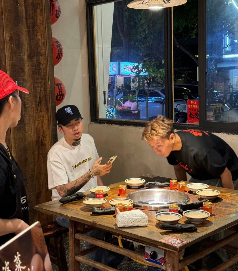 没人能逃过深夜火锅的星 传 星！可能是爱豆的一句“毛肚要七上八下”，可能是朋友拍