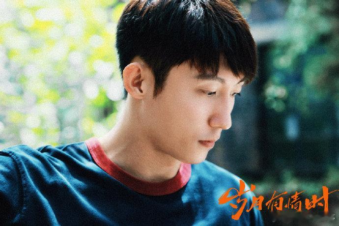 也是给黄景瑜演到浪漫疯子了《岁月有情时》黄景瑜这段直接封神！诗朗诵逆光而来的对视