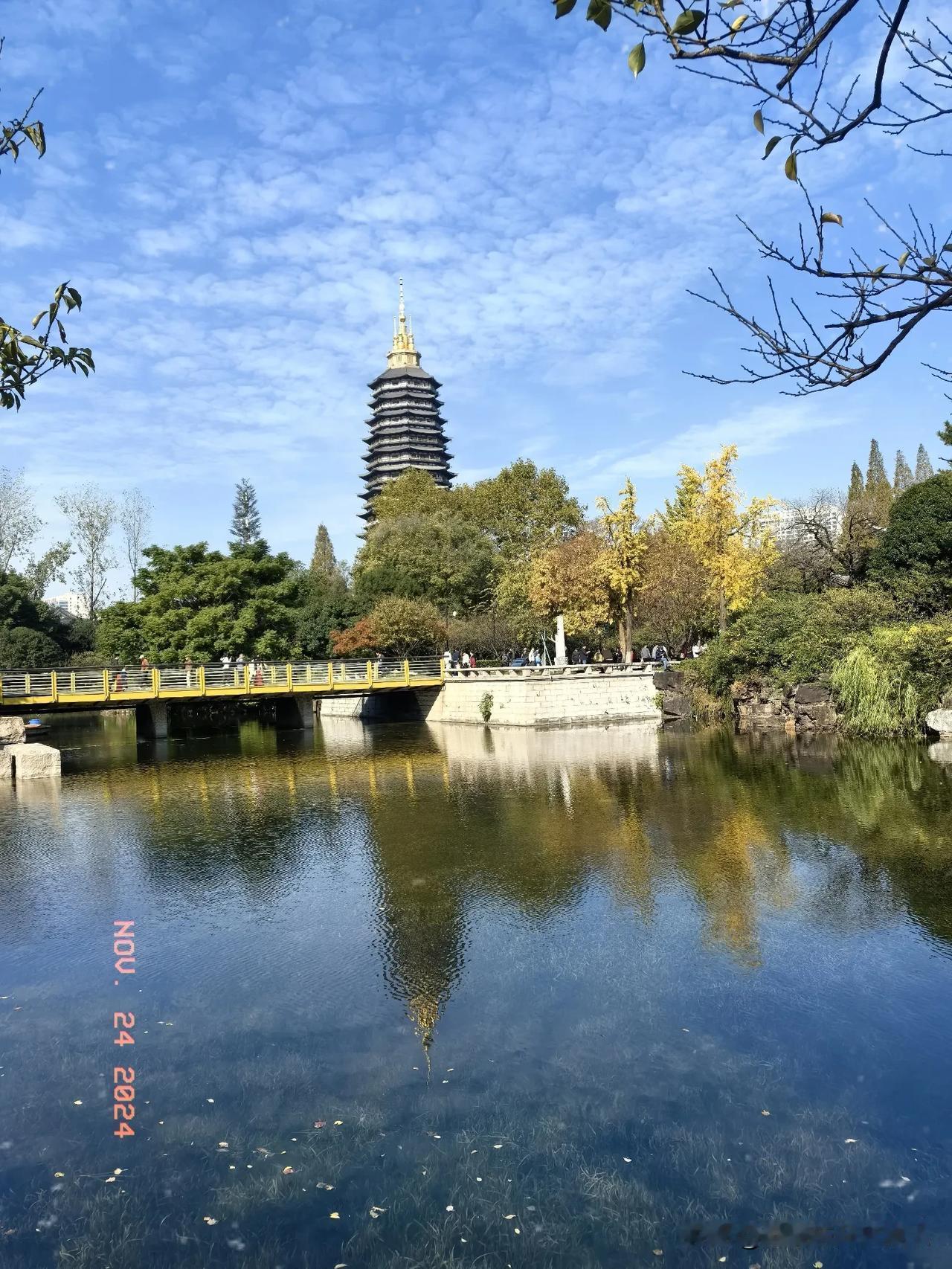 望远山，观近水，听梵贝，看红尘。
天宁宝塔，是常州地标性建筑，
秋去冬来登宝塔，