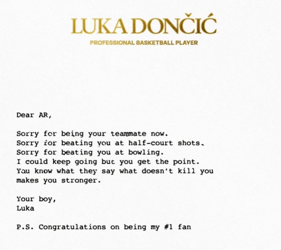 东契奇写给里夫斯的一封信亲爱的AR：抱歉现在成了你的队友。抱歉在半场投篮比赛里赢