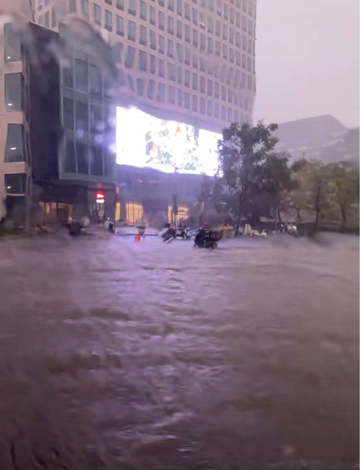 上海暴雨 今天出差，上海暴雨确实考验排水系统，水淹金山的感觉 
