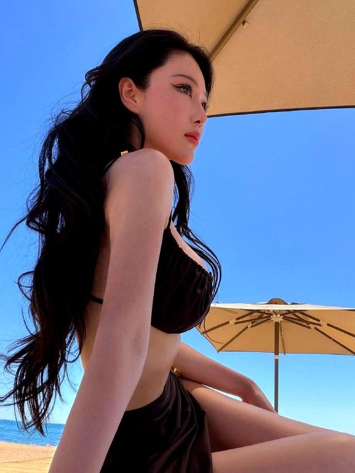 张馨予英国这组泳装照，算是彻底活明白了。

有人还在底下留言说她“消失”了，其实