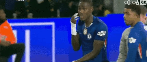 这场红蓝大战没有赢家！真就黄牌满天飞啊！搁马宁来吹英超，估计就变成9-9了！
英