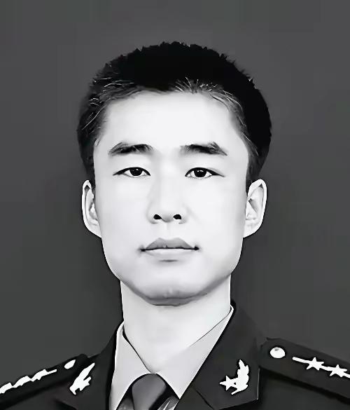 2012年，山东一名军人请假回家，但迟迟不见归队，上级领导打过去电话询问，三岁的