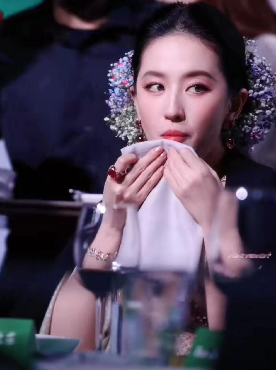 看刘亦菲吃的这么香，肯定是饿极了，大口大口的吃着桌上的美食，吃的腮帮子都鼓起来了