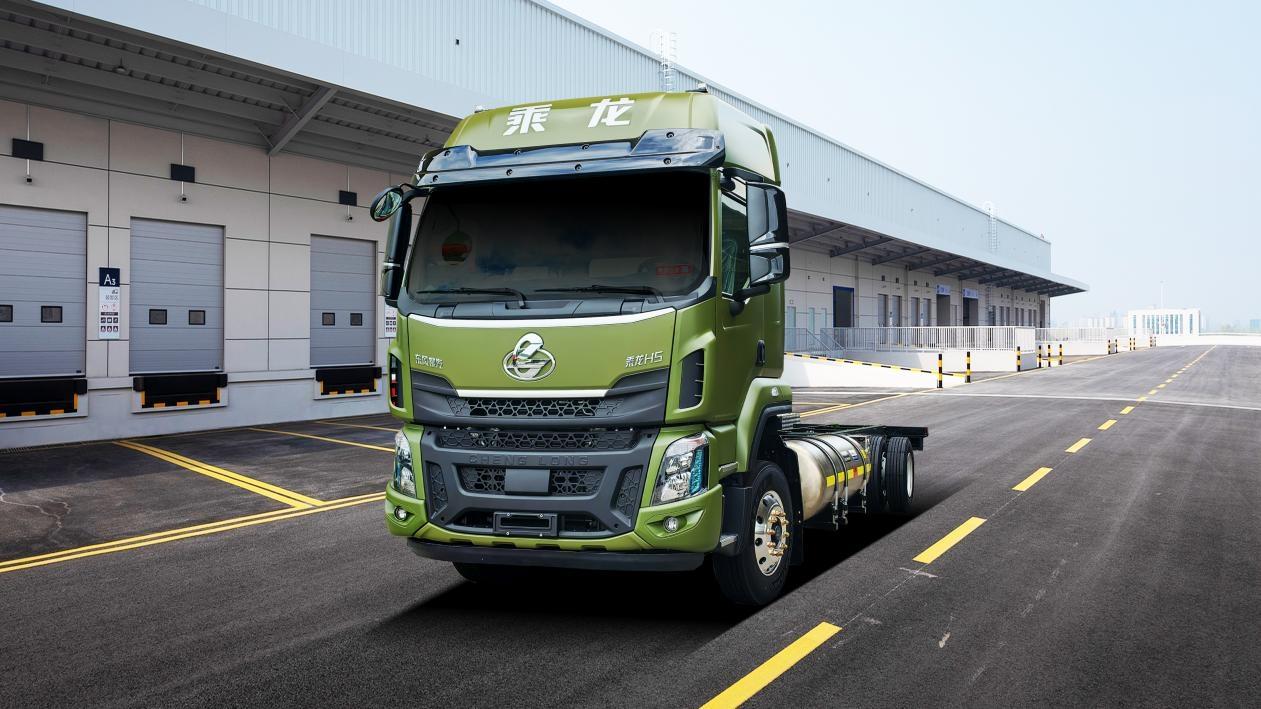 乘龙H5 LNG大单桥卡车，搭载320马力发动机，匹配法土特大八档变速箱，起步迅