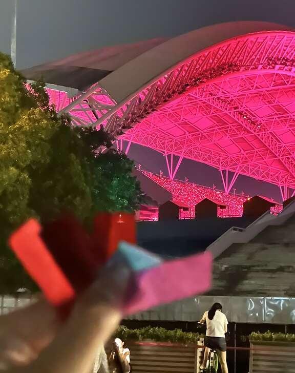曾沛慈彩带飘到场外了
场外观众也有曾沛慈的彩带😂