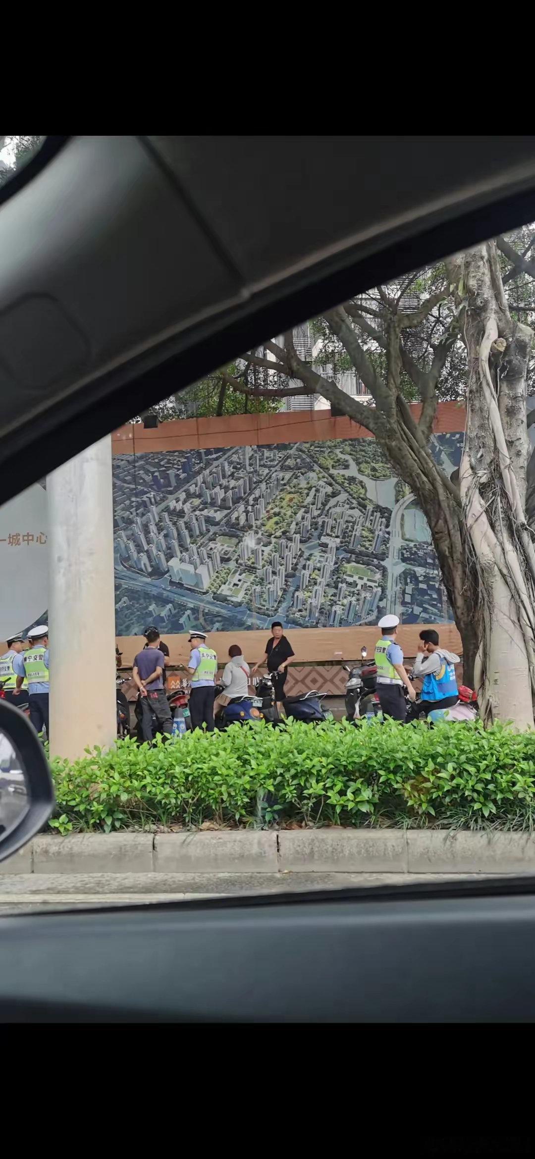 因为骑电动车没带头盔被罚款。罚完款，还是没有头盔戴，但是可以骑车走了。那罚款的意