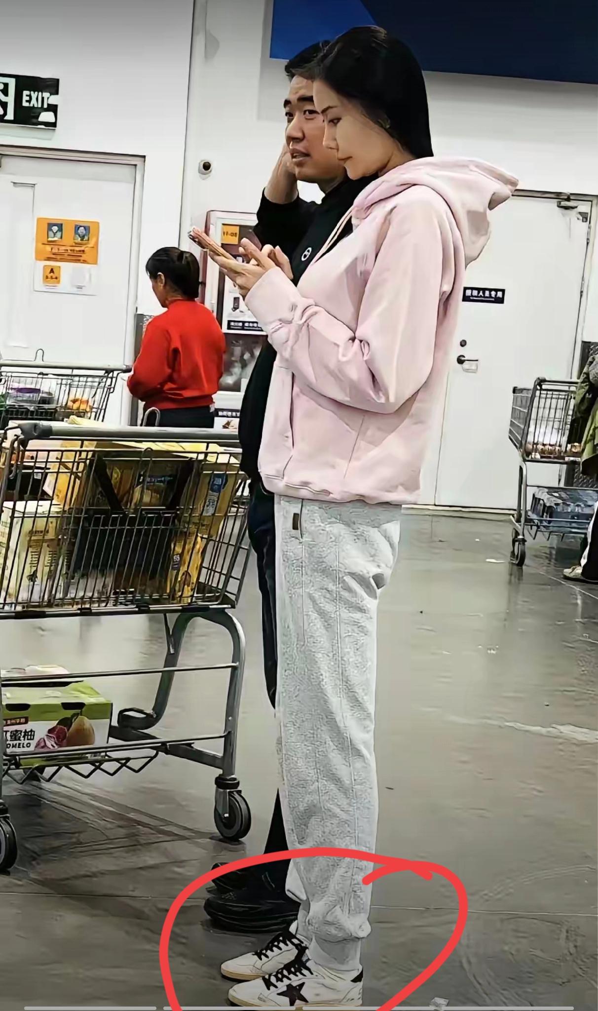 没想到理想汽车创始人李想的妻子这么低调，去超市购买生活物资穿的鞋也只是5000块