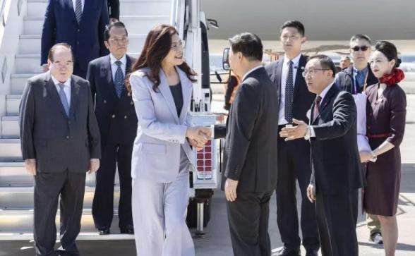 吴成典今天在松山机场那段话，分量重得惊人！他当着所有镜头喊出一句——国共两党一起