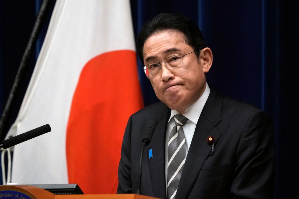 日本前首相岸田文雄在记者会上谈及中日关系时表示，两国经贸联系紧密，持续对话对地区