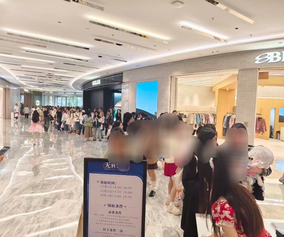 沈星回 恋与深空经历重创也不影响沈星回线下依旧人流鼎沸，真好啊全世界都来爱沈星回